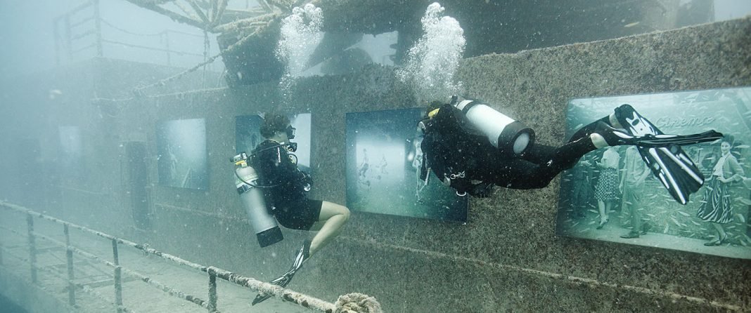 Exposición submarina de las obras de Andreas Franke